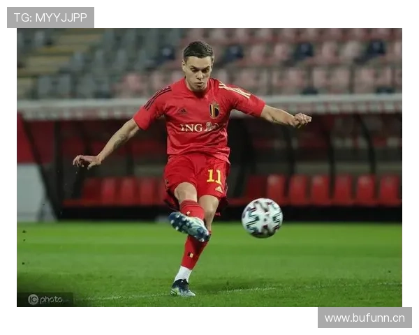 特罗萨德伪9号与边锋切换的战术多样性分析