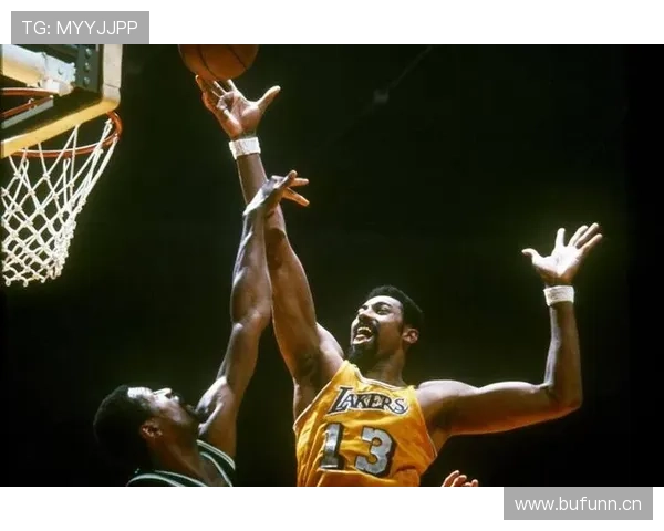 张伯伦内线强攻拉开空间 比肩历史顶级篮板王表现